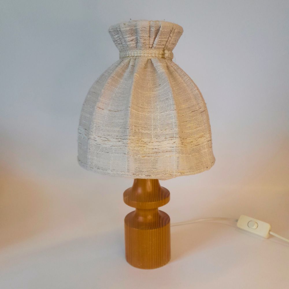 Handgefertigte Vintage Tischlampe aus Filz und Holz im Boho-Stil
